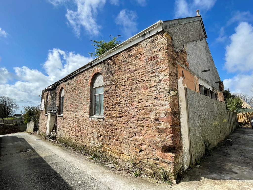 Lot: 34 - FREEHOLD BUILDING WITH PLANNING FOR CONVERSION - Photo showing exterior of building from different angle